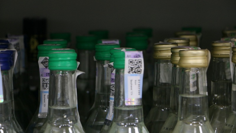 «Натуральная паль»: 2 000 литров алкоголя «без рода и племени» нашли во Владивостоке